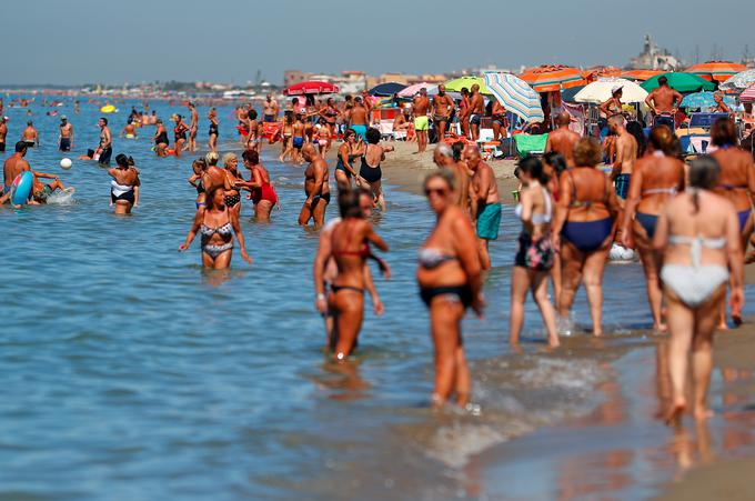 Gneča na plaži v kraju Torvaianica blizu Rima. | Foto: Reuters