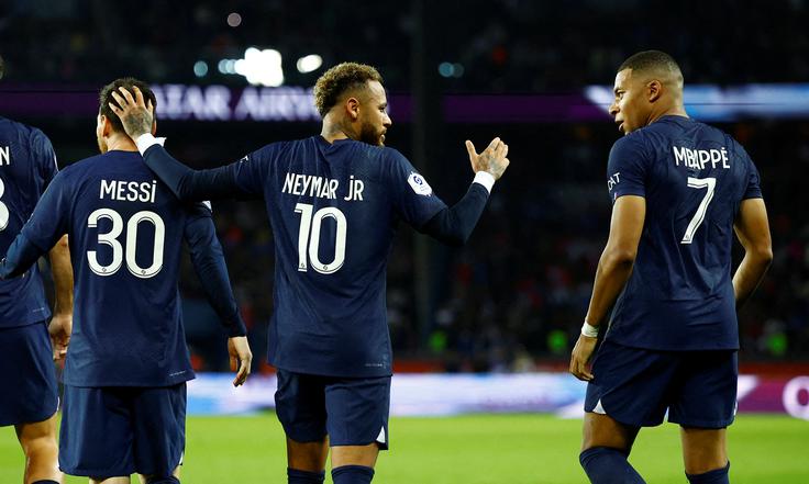 PSG je svojčas naskakoval evropsko krono tudi z atomskim trojčkom v napadu, ki so ga sestavljali Lionel Messi, Neymar in Kylian Mbappe, a mu nikoli ni uspelo osvojiti prestižne lovorike. | Foto: Reuters