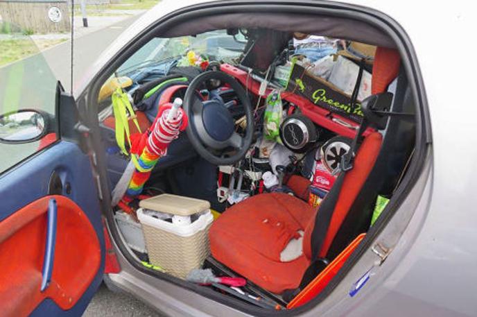 Smart krama | Voznik je v dvosedežnem smartu sedel dobesedno sredi kupa smeti. | Foto policija