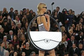 Lagerfeld pojasnil namen ogromne hulahop Chanelove torbice