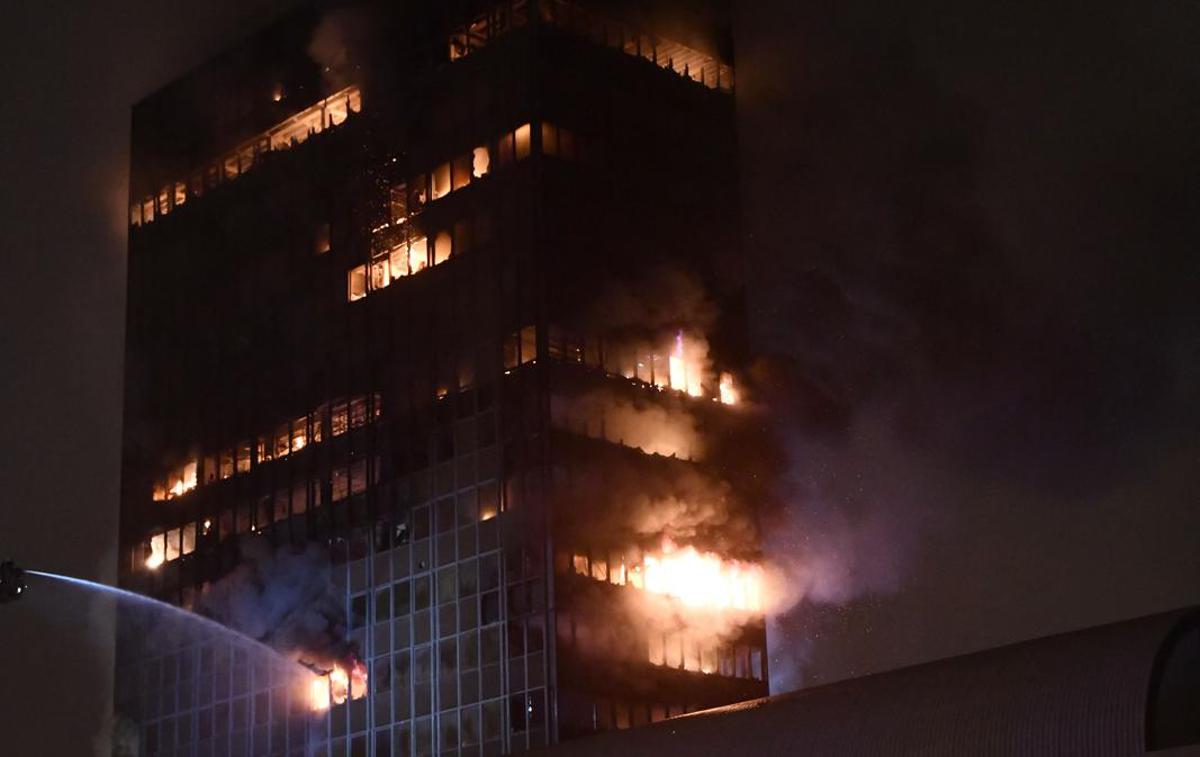 požar Zagreb | Na teren so se takoj odpravile številne gasilske ekipe, ki jim tudi več ur pozneje ni uspelo zajeziti ognja. | Foto Pixell/Josip Mikacic