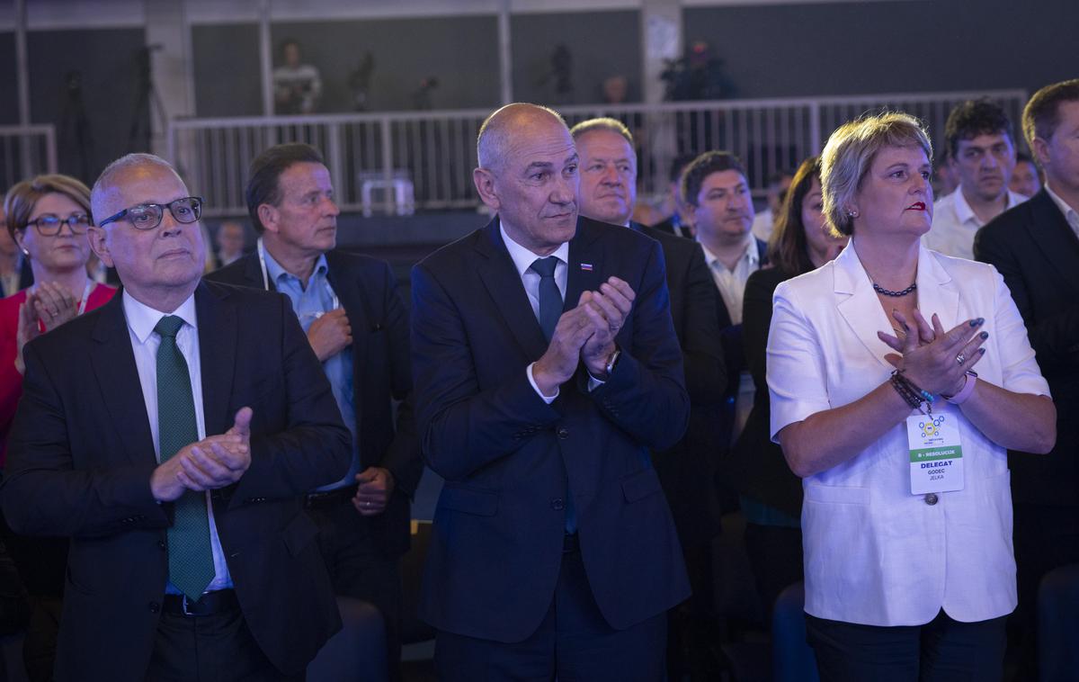 Kongres SDS, Ormož. | Prvak SDS Janez Janša stranko vodi že od leta 1993 in mu bo članstvo danes torej uradno podelilo še deseti mandat. | Foto Bojan Puhek