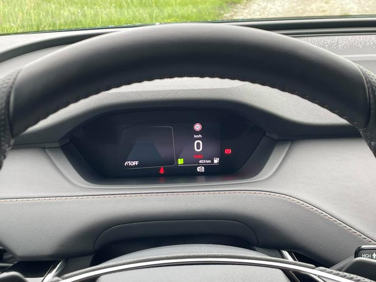 Pred voznikom prikaz razpoložljive energije v bateriji le prek ocene dosega, ne pa tudi odstotka napolnjenosti baterije. Enako pomanjkljivost imata tudi Volkswagnova ID.3 in ID.4. | Foto: Gregor Pavšič