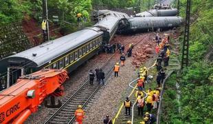 Vlak povozil 11 železniških delavcev