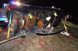 FOTO: Pri Ločici avto na streho, voznik ukleščen