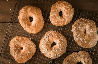 Recept za bagele iz pirine moke, ki jih boste zagotovo želeli poskusiti