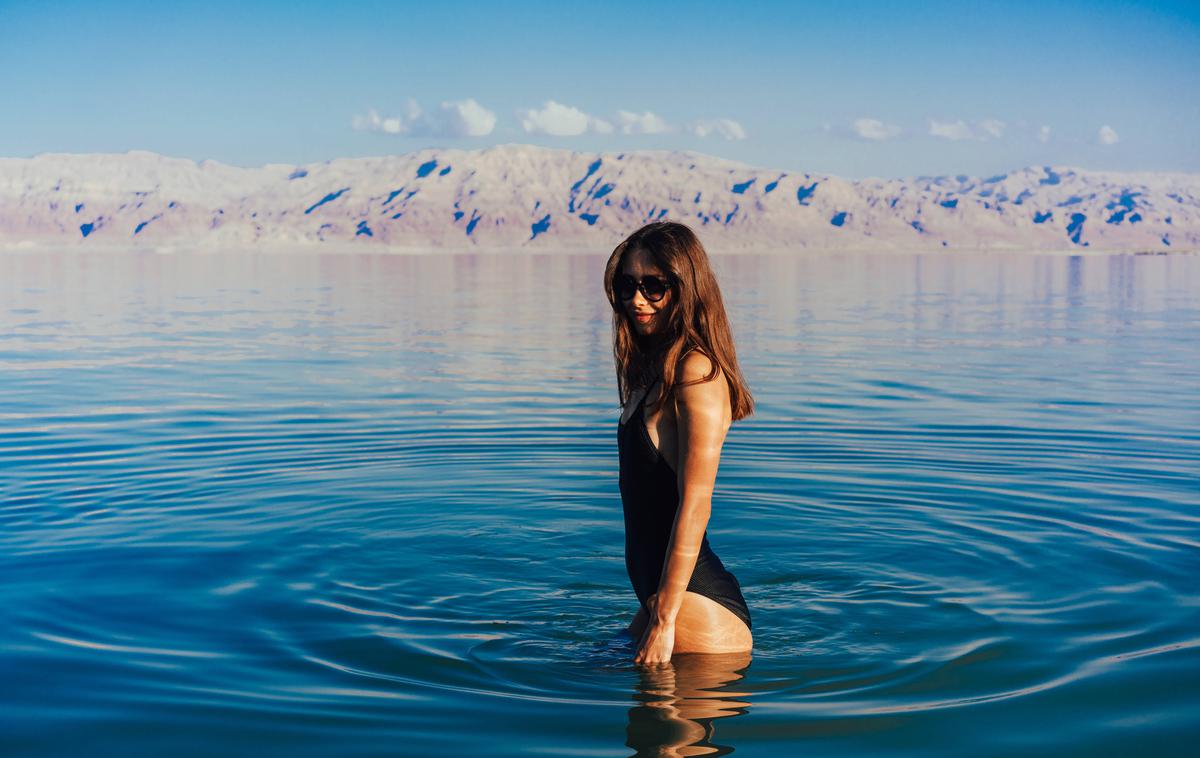 Dekle ob Mrtvem morju | Slovenska beseda morje po mnenju nekaterih jezikoslovcev izvira iz praindoevropske besede mori, kar pomeni, mrtva, stoječa voda. Na fotografiji: ženska v Mrtvem morju. | Foto Guliverimage