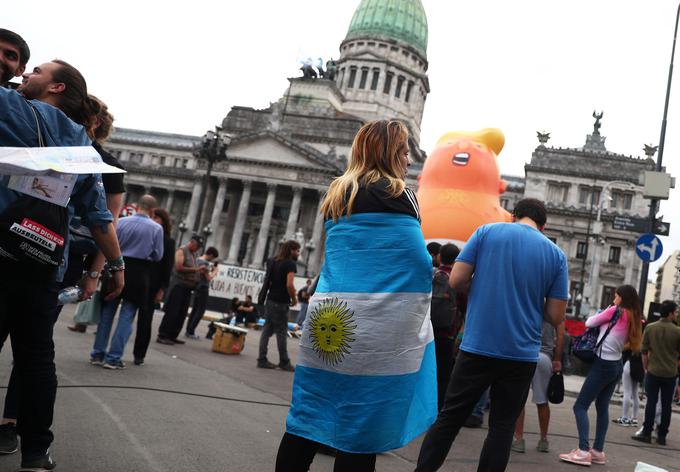 Trumpa je ob prihodu v Buenos Aires pričakal ogromen balon v njegovi podobi velikega dojenčka s telefonom, ki ga že več mesecev spremlja povsod po svetu. | Foto: Reuters