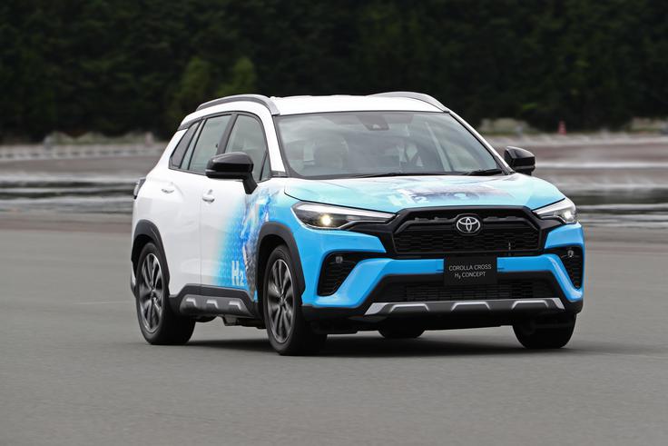 Toyota je pokazala tudi zanimiv cestni prototip na osnovi corolle cross, ki združuje motor z notranjim izgorevanjem in koriščenje vodika kot pogonskega vira. Osnova pogona je 1,6-litrski bencinski trivaljnik. Združili so znanje iz podobnega koncepta na osnovi yarisa GR in tehnologije iz modela mirai. Na Japonskem bodo letos pozimi začeli testirati ta koncept v vsakdanjem prometu. Kljub temu je taka tehnologija še daleč od serijske proizvodnje. Pri Toyoti ocenjujejo, da so za zdaj na 40 odstotkih razvoja do začetka komercialne uporabe. | Foto: Toyota
