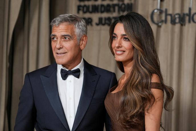 Zakonca Clooney zaradi požara zapustila graščino na jugu Francije