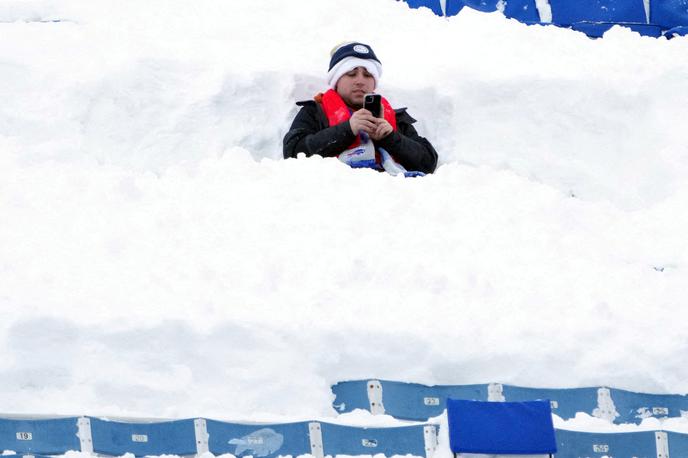 sneg, ZDA | V bližini Buffala na zahodu zvezne države New York je ta teden snežilo pet dni, zapadlo je 1,9 metra snega. | Foto Reuters