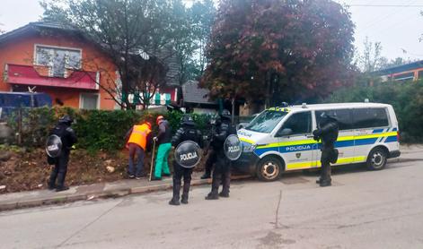 Novomeška komunala v spremstvu policije odlklopila nelegalne vodovodne priključke