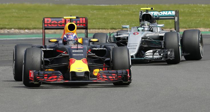 Takšna pa je bila slika, ko so komisarji Rosbergu prilepili 10-sekundno kazen: Verstappen pred Rosbergom. | Foto: 