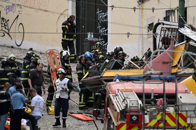 Lizbona, nesreča, vzpenjača | Vzrok za tragedijo naj bi bil pretrgan kabel, ki je povezoval vagona slavne vzpenjače v Lizboni. | Foto Reuters
