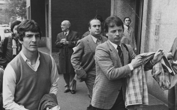 Paolo Rossi, nekdanji italijanski reprezentant, ob prihodu na sojenje. | Foto: Getty Images