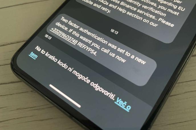 SMS | "Dvostopenjsko preverjanje je bilo nastavljeno na drugi napravi. Če to niste bili vi, nas pokličite zdaj." Tako je videti nevarno sporočilo, ki nam ga je poslal bralec, ki po lastnih navedbah kriptomenjalnice Binance ni odprl že od leta 2022 in tam nima naloženih nobenih sredstev.  | Foto Matic Tomšič