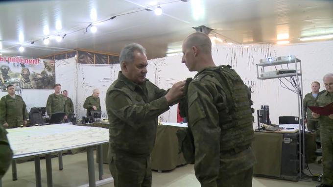 Minister se je "seznanil s položajem in poročili poveljnikov glede aktualne situacije in delovanja ruskih oboroženih sil na glavnih območjih delovanja", so zapisali v sporočilu za javnost. | Foto: Reuters