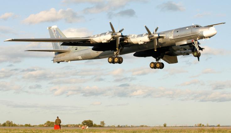 Ruski bombnik TU-95 oziroma 'Medved' med pristankom v vojaški letalski bazi v Engelsu, približno 900 km južno od Moskve. Fotografija je nastala 7. avgusta 2008.  | Foto: Reuters