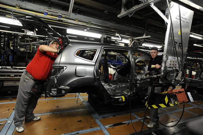 Nissan v svojih tovarnah v Veliki Britaniji letno izdela za 3,1 milijarde evrov proizvodov, ki jih izvozijo.  | Foto: Reuters