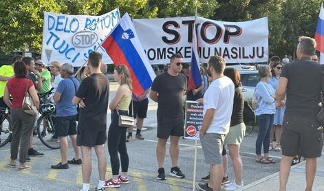 Množica na shodu v Šentjerneju zahtevala ukrepe za reševanje romskih vprašanj