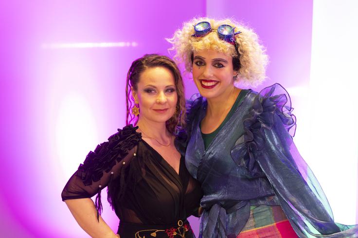 Zvezdana Novaković v družbi pevke KiKi, ki se bo predstavila s pesmijo O-ou!. | Foto: Bojan Puhek