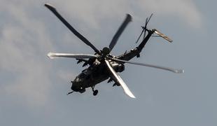 Helikopter strmoglavil v jezero: najmanj osem mrtvih, dva huje ranjena