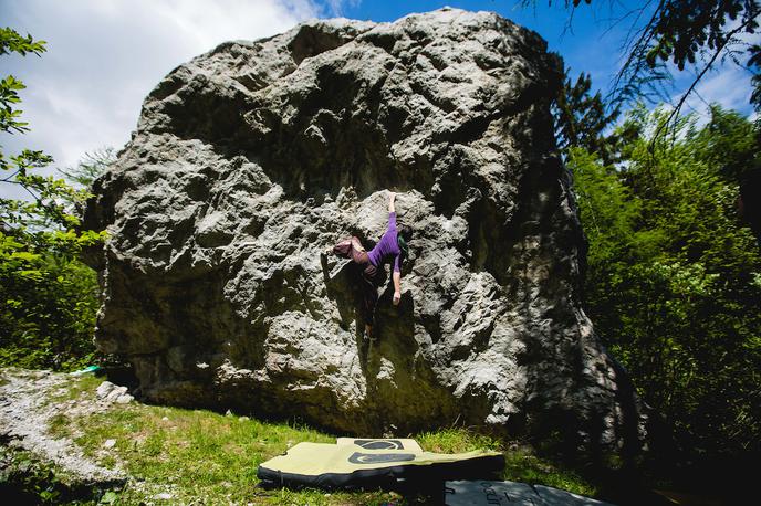 Mia Krampl | Slovenska plezalka Mia Krampl je obdobje najhujše karantene po spletu naključij preživela v Tokiu, zadnji mesec pa jo spet lahko najdete v slovenskih stenah. Fotograf Grega Valančič se ji je pridružil na treningu na atraktivnem balvanu pod Zelenico.  | Foto Grega Valančič/Sportida