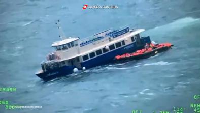 S potapljajoče se ladje v Tržaškem zalivu rešili 80 oseb #video