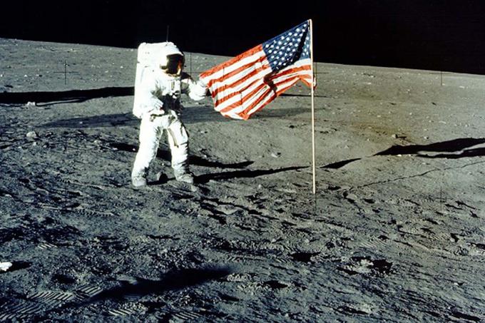 Pete Conrad po pristanku na Luni 19. novembra 1969. Ob ameriški je v Lunina tla zasadil tudi zastavico univerze Princeton. | Foto: Reuters