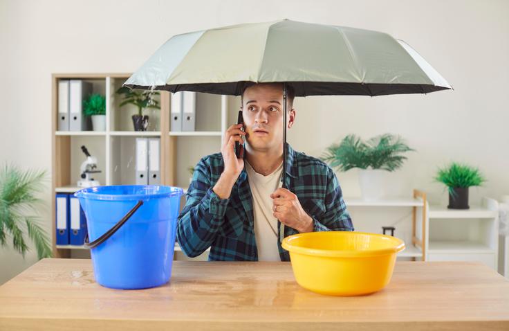 Voda ne pozna lastniških meja in tako ob izlivu lahko hitro doseže tudi sosede pod nami ali ob nas ter tam ustvari veliko škode. | Foto: Shutterstock