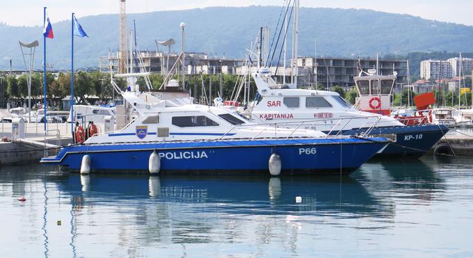 Patruljni čoln P-66 je z dolžino 13,55 metra drugo največje plovilo slovenske policije. Njegova največja hitrost znaša 45 Nm/h. | Foto: STA ,