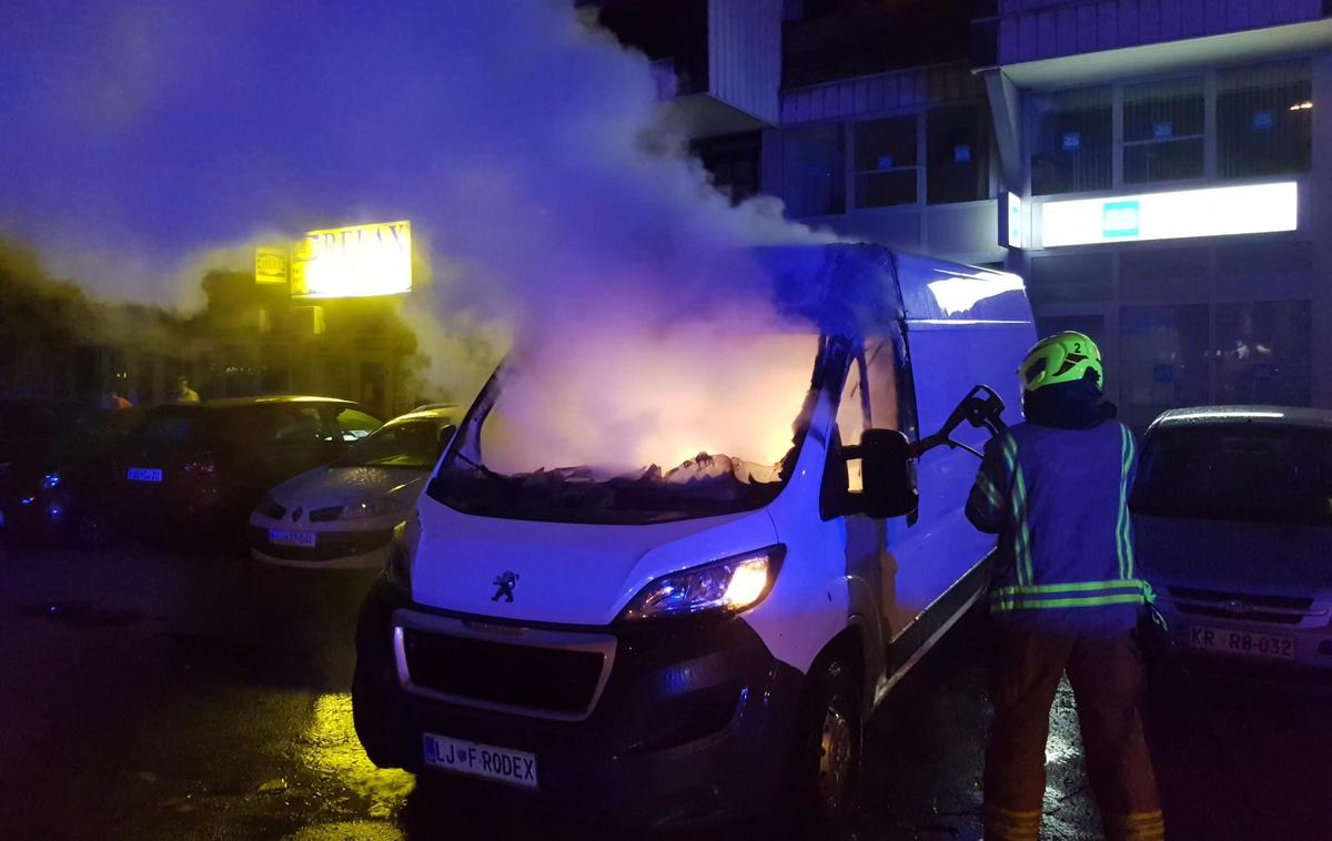 Požar v Domžalah | Na parkirišču večstanovanjskega objekta v Domžalah je ponoči zagorelo kombinirano vozilo. | Foto CZR Domžale