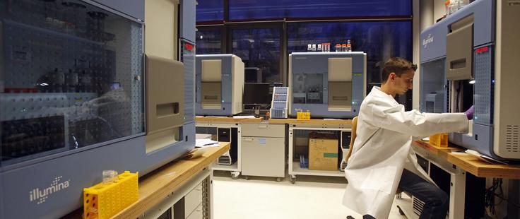 Medtem ko so teze o maloštevilnih slovanskih selitvah in zgolj jezikovni slavizaciji velikega dela Evrope nastale v miselnem svetu nekaterih zgodovinarjev in arheologov, zaradi česar so neoprijemljive in strogo gledano znanstveno nepreverljive, so potrditve tez o množični selitvi Slovanov nastale v laboratorijih s sekvenciranjem starodavnega DNK in so tako znanstveno preverljive. Na fotografiji: genetik na Max Planckovem inštitutu za evolucijsko antropologijo v Leipzigu, ki ga vodi Nobelov nagrajenec Svante Pääbo. | Foto: Guliverimage