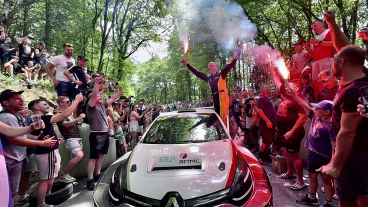 Matej Grudnik še nadgrajuje že tako brutalni renault clio s štirikolesnim pogonom – imel naj bi kar 1.200 "konjev". | Foto: Gregor Pavšič