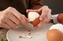 Kako enostavno olupiti kuhana jajca: triki, ki res delujejo