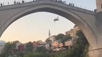 Prebivalci Mostarja brutalno pretepli turista #video
