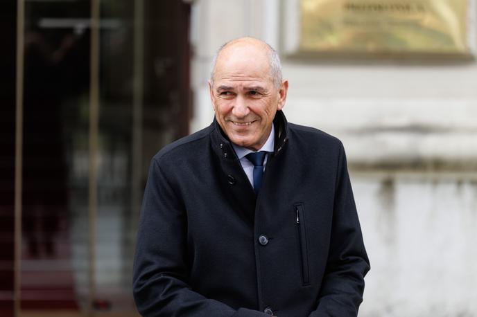 Janez Janša | Predsednik SDS Janez Janša ob prihodu na zasedanje izvršilnega odbora na vprašanja o sestavljanju koalicije ni želel odgovarjati. | Foto STA
