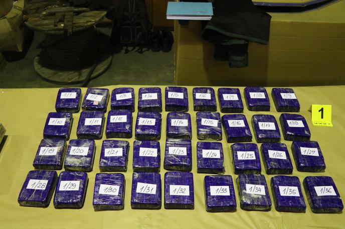 Heroin. Zaseg. Največji do sedaj. | V enem od ladijskih zabojnikov v Luki Koper so odkrili kar 730 kilogramov prepovedanega heroina. | Foto generalna policijska uprava