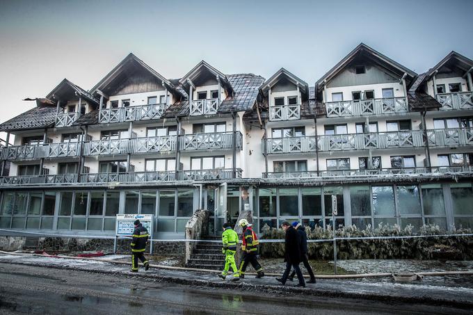 Večina gasilcev je že zapustila kraj požara, tam pa ostajajo policisti, ki varujejo hotel. | Foto: vid ponikvar