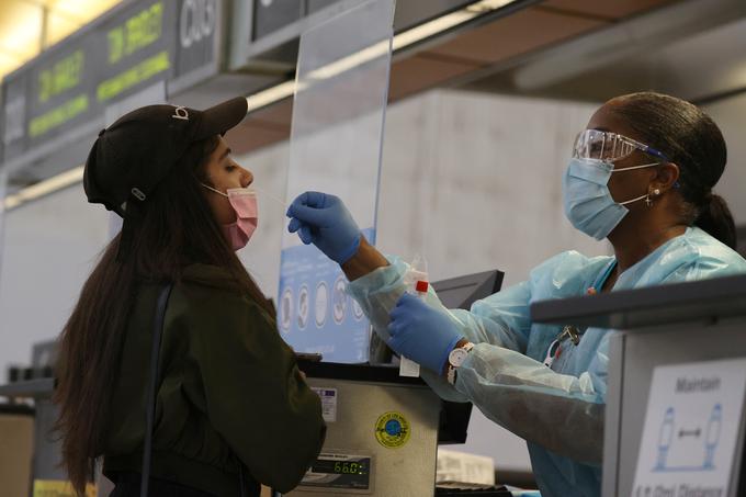Prav sledenje ter izmenjava informacij o testiranju in cepljenju sta namreč odgovor na vprašanje, kako bodo potniki dokazali, da so bili testirani in cepljeni proti novemu koronavirusu. | Foto: Reuters