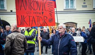 Pred mestno hišo protest proti ljubljanskemu županu Zoranu Jankoviću #foto