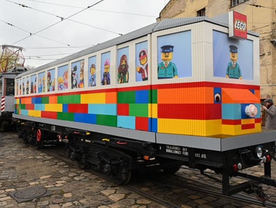 Prvi na svetu: v Budimpešti zgradili tramvaj iz 1,8 milijona lego kock #video