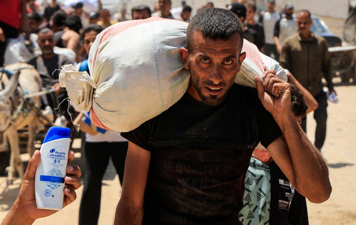 Gaza | V soboto v Gazo prispelo 77 tovornjakov Svetovnega programa Združenih narodovo za hrano. Številni stradajoči so tovornjake ustavili in izropali. | Foto Reuters