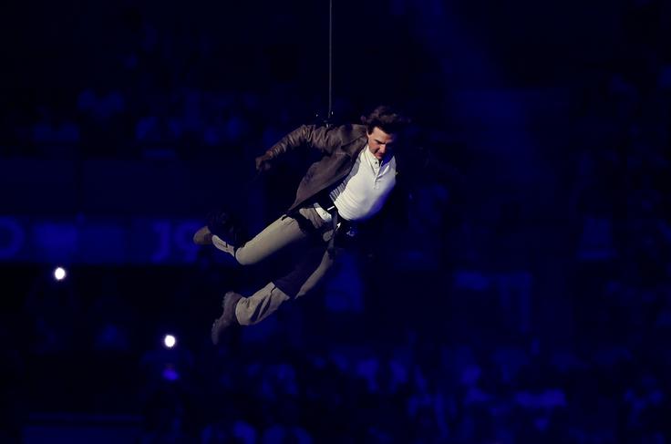 Hollywoodski zvezdnik Tom Cruise se je takole spustil s strehe stadiona. | Foto: Reuters