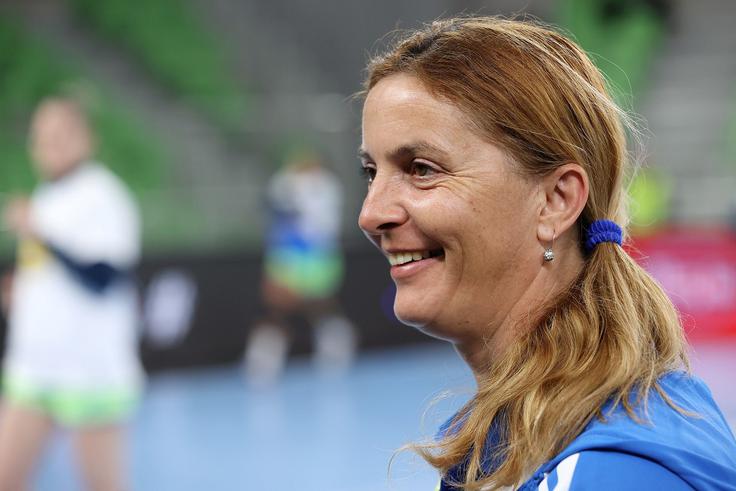 Branka Mijatović je nekdanja slovenska reprezentantka v rokometu. Kot trenerka je rušila stereotipe v Sloveniji, saj je nekaj časa vodila tudi moško ekipo Gorenja, kot igralka pa se je v zgodovino zapisala tudi kot prva Krimova kapetanka, ki je leta 2001 po zmagi proti Viborgu dvignila pokal za naslov prvakinj Evrope. | Foto: Aleš Fevžer