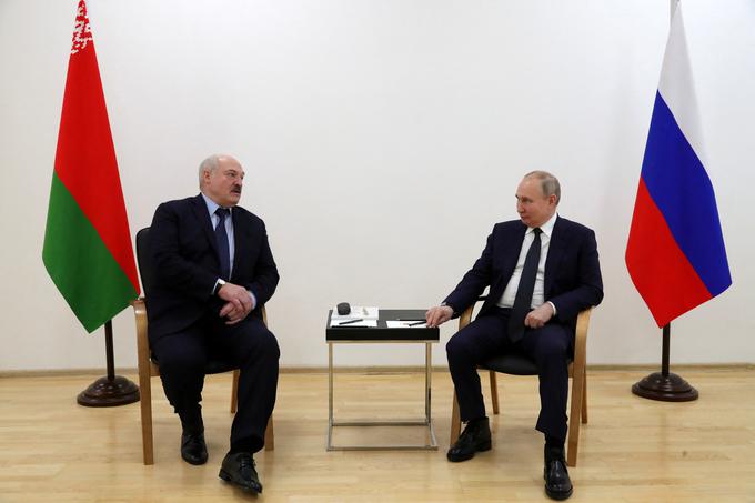 Beloruski diktator Aleksander Lukašenko (levo) je v zadnjih mesecih večkrat zanikal, da bo v Ukrajino poslal svoje vojake, in tarnal, da se vojna v Ukrajini "že presneto vleče".  | Foto: Reuters