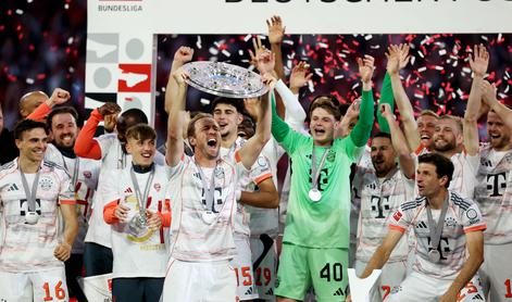 Premočeni od piva: Harry Kane dvignil prvi pokal, Thomas Müller 34., zadnjega