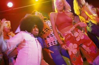 Disko krogla, bleščice, plesalke … prava disko zabava!