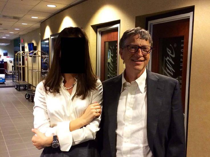 Epstein je spomladi 2013 Putina vabila na večerjo z njim in Gatesom. Ustanovitelj Microsofta je bil zelo tesno povezan z Epsteinom. Dokumenti tudi razkrivajo, da je Epstein zapisal, da je Gates dobil spolno prenosljivo bolezen, ker je spal z "ruskimi dekleti". Epstein je tudi zapisal, da ga je Gates prosil za antibiotike, ki bi jih podtaknil svoji ženi Melindi. Leta 2021 sta se ločila. Melinda je leta 2022 trdila, da Gatesovi stiki z Epsteinom niso bili edini razlog za ločitev po 27 letih zakona. Na fotografiji, ki jo je objavil ameriški kongres v povezavi z Epsteinom: Gates in neznana ženska. | Foto: Guliverimage