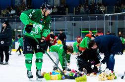 Olimpija prekinila niz porazov, na tivolski led leteli dobrodelni pliški